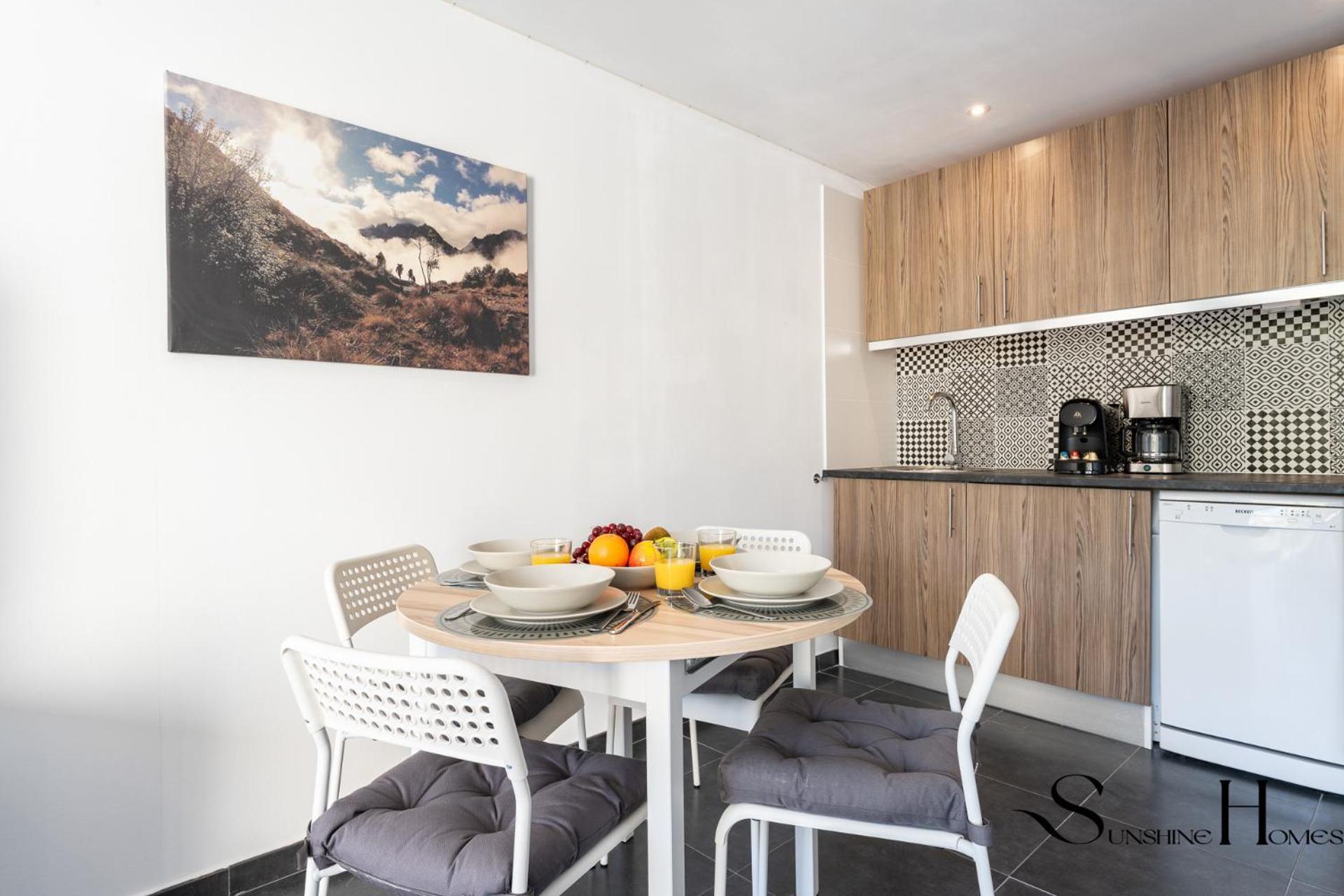Stylish Seaview Terrace Retreat Apartament